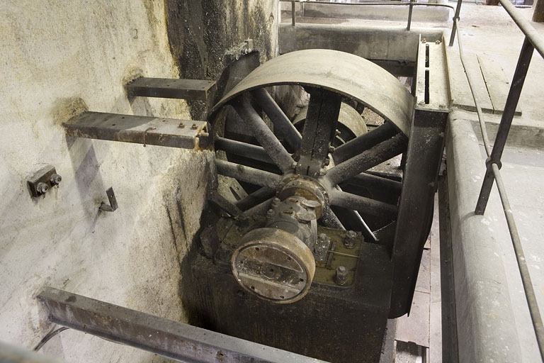 Atelier de fabrication (premier étage). Volant de transmission (hors service).