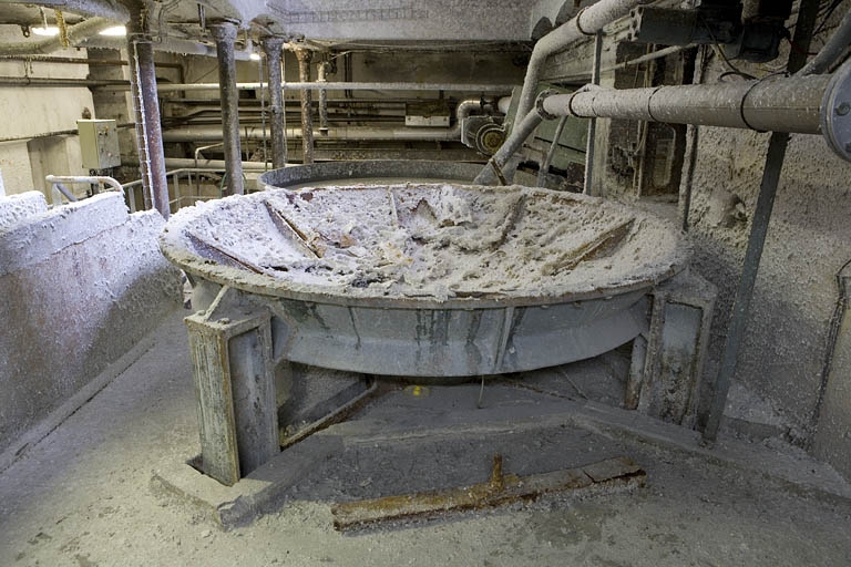 Atelier de trituration (premier étage). Vestige de la base d'un pulpeur.