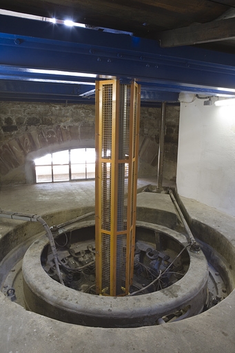 Bâtiment d'eau. Arbre de transmission vertical d'une turbine.