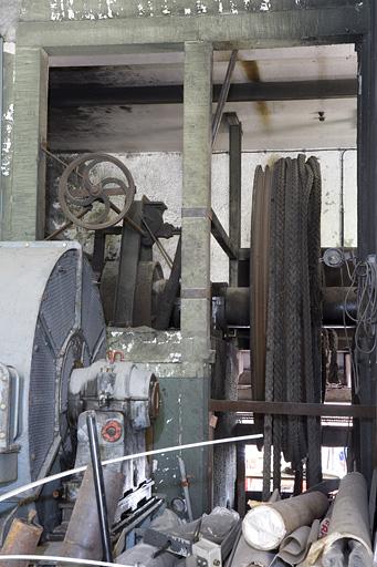 Salle de la machine à vapeur (désaffectée). Volant de transmission par câbles.