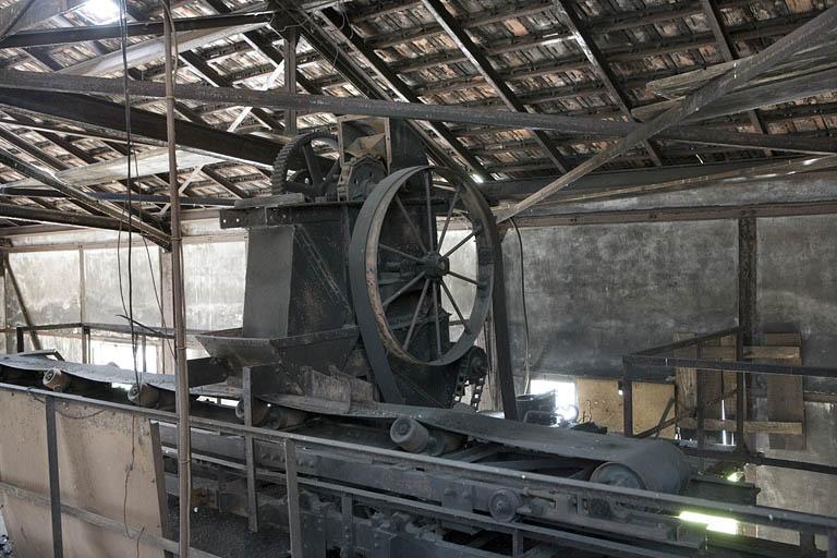 Chaufferie. Partie supérieure de l'élévateur à godets et bande transporteuse de charbon.