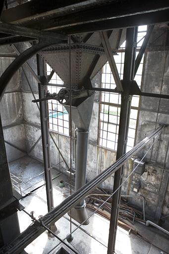 Chaufferie. Trémie d'alimentation d'une chaudière.