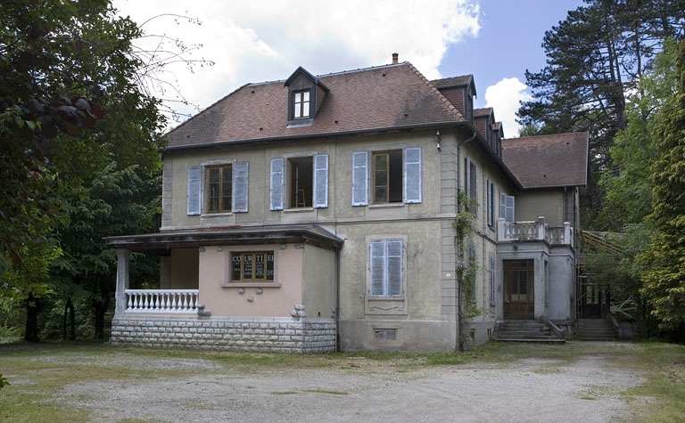 Logement patronal. Vue de trois quarts depuis l'entrée.