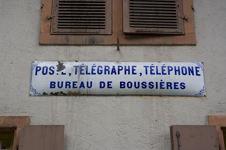 Logement d'ouvriers, rue de la Poste. Plaque émaillée de l'ancienne poste.