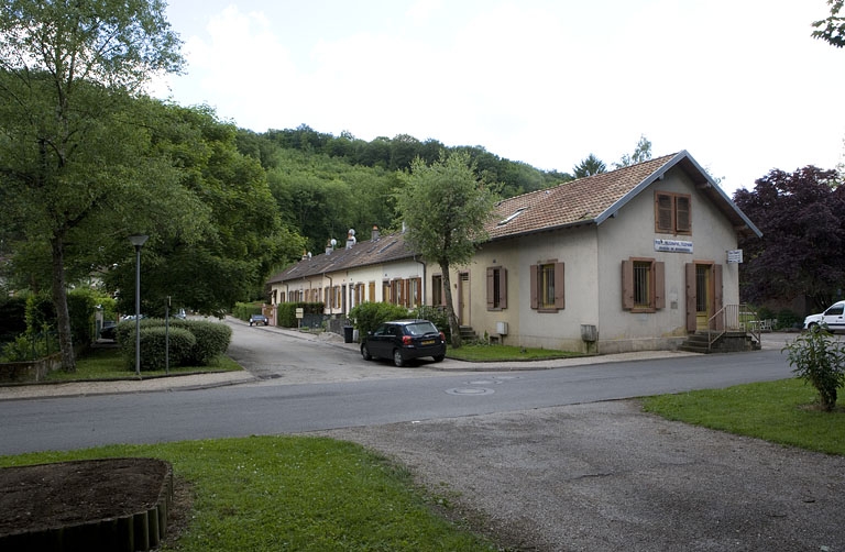 Cité ouvrière. Façade d'un logement collectif rue de la Poste.