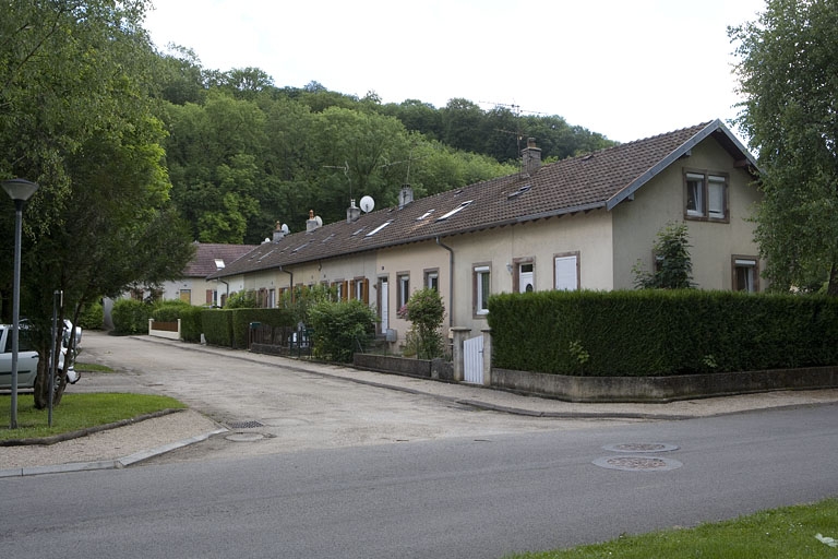 Cité ouvrière. Façade du logement collectif, allée des Platanes.