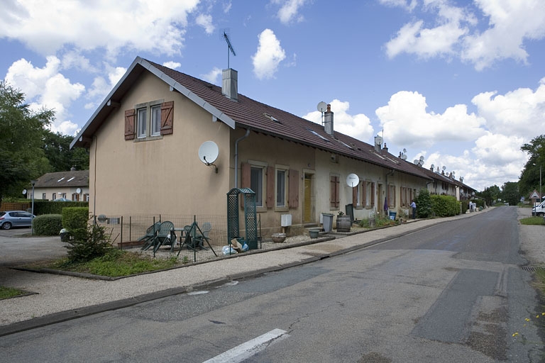 Cité ouvrière. Alignement de façades, route de Thoraise.