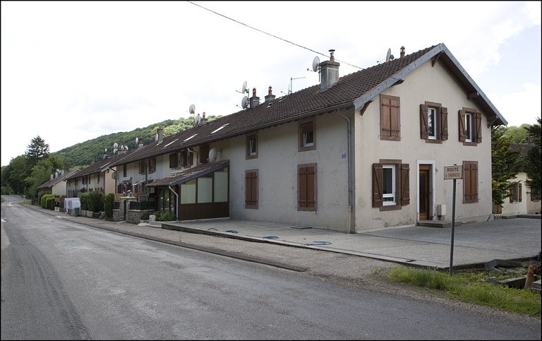 Cité ouvrière. Alignement de façades, route de Thoraise. Vue depuis le nord-est.