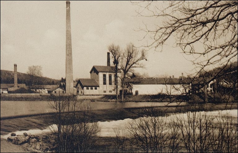La papeterie, depuis le barrage.