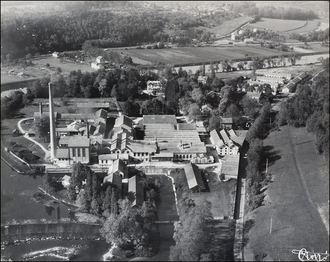 Vue aérienne de la papeterie.