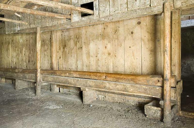 Intérieur, l'étable à vaches ou 'écurie', détail : les mangeoirs ou 'crêches.'
