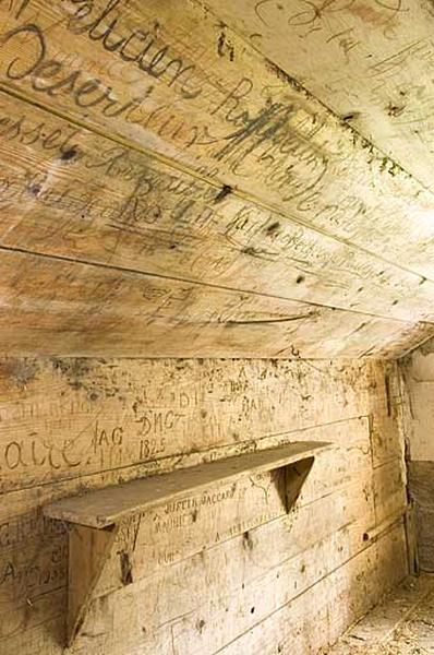 Intérieur, la chambre du berger, détail des inscriptions.