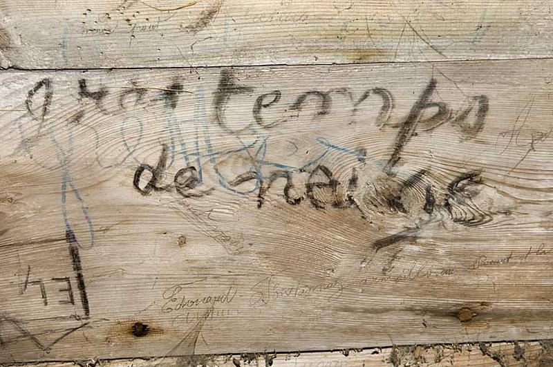 Intérieur, la chambre du berger, détail : inscription.