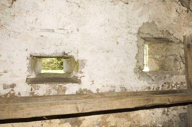 Intérieur, la chambre à lait ou 'laitier' et deux baies fromagères.