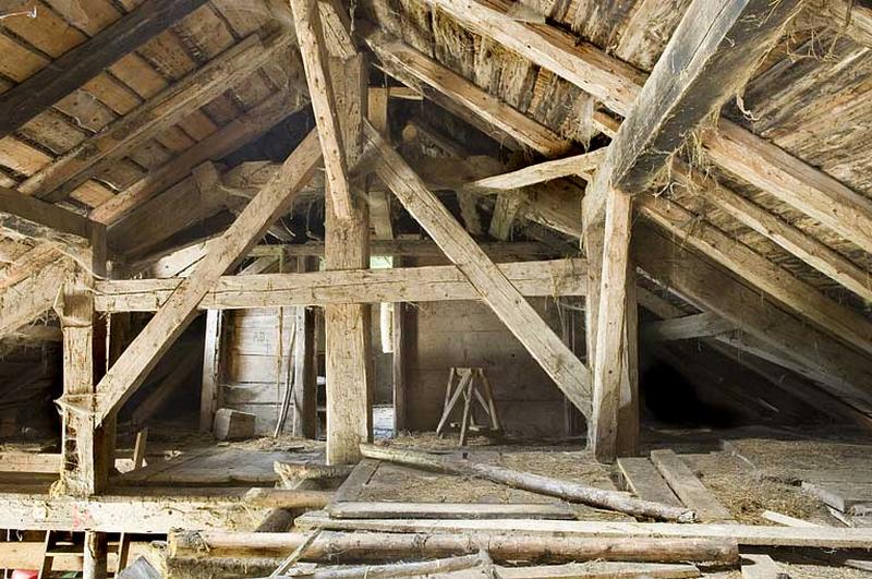 Vue générale de la charpente et, au fond, la porte ouvrant sur la chambre du berger.