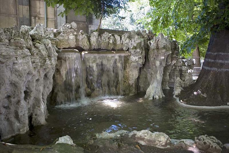 Vue rapprochée de la grotte artificielle.