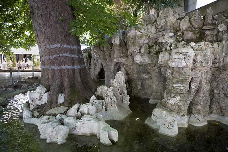 Détail de la grotte artificielle.