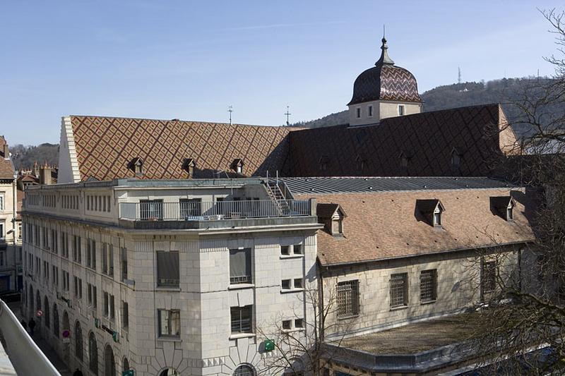 Vue d'ensemble avec les toits du palais Granvelle.