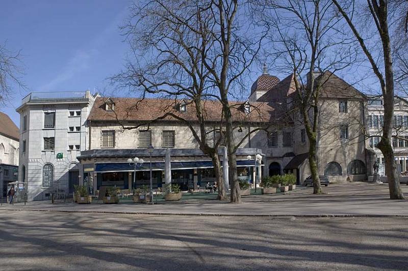 Vue d'ensemble de la façade postérieure.