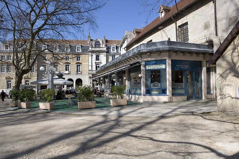 Vue d'ensemble de la brasserie contre la façade postérieure, de trois quarts droit.