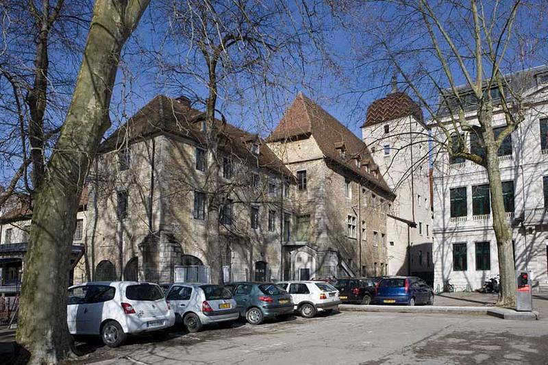 Vue d'ensemble de la façade latérale gauche donnant sur l'ancienne cour des communs.