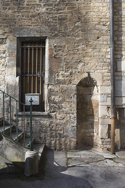 Façade latérale gauche : puits donnant sur l'ancienne cour des communs.