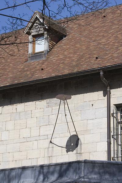 Façade postérieure : détail d'un cadran solaire en métal.