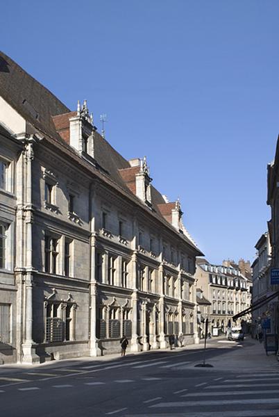 Façade principale, de trois quarts gauche : vue rapprochée.