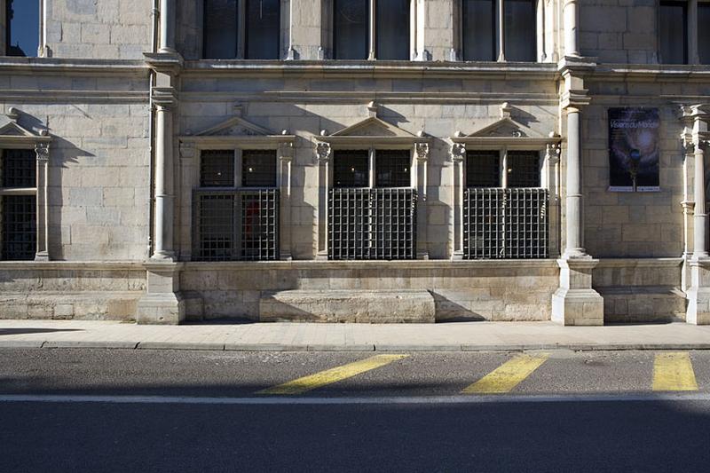 Façade principale : détail d'une partie du rez-de-chaussée à gauche du portail d'entrée.