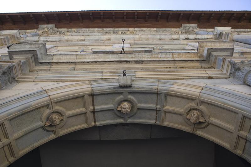 Arc du portail d'entrée : détail de l'intrados décoré de têtes d'anges, depuis l'extérieur.