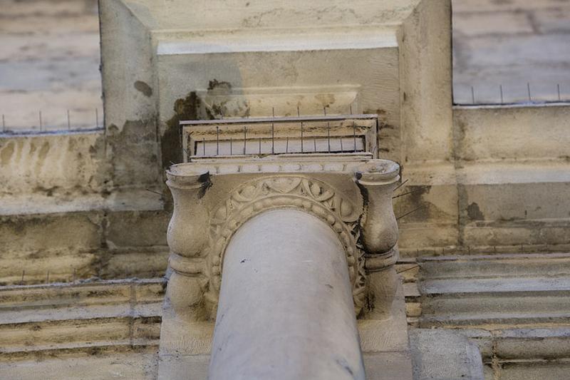 Façade principale : détail d'un chapiteau ionique, en contre-plongée.