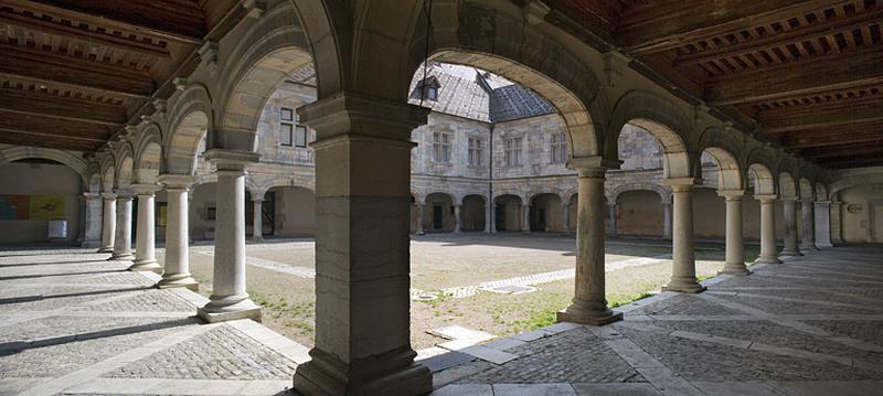 Vue de la cour depuis l'angle est du portique.