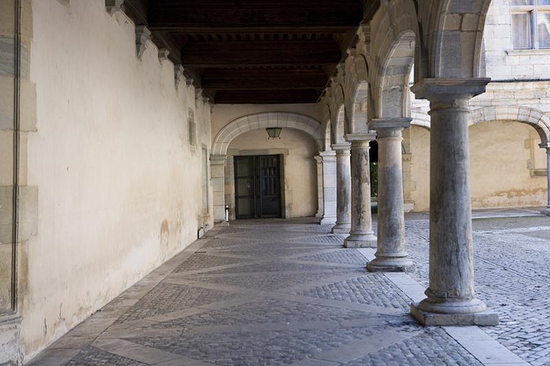 Vue du portique depuis le portail d'entrée.