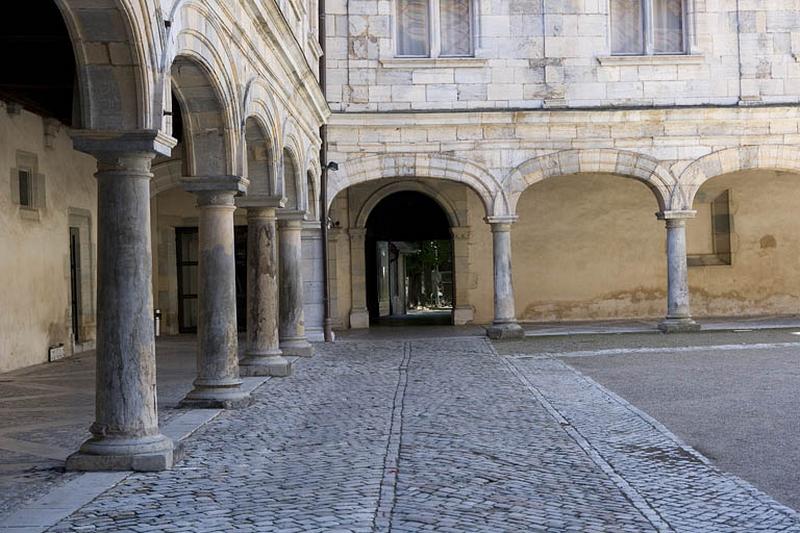 Vue du portique et du portail donnant sur l'ancien jardin depuis l'entrée de la cour.