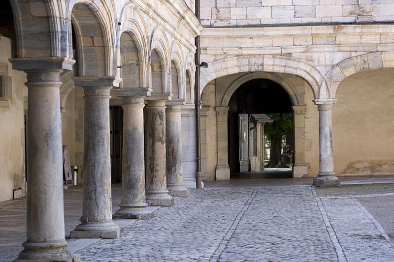 Vue du portail donnant sur l'ancien jardin depuis l'entrée de la cour.