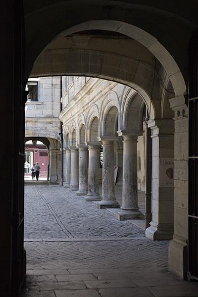 Vue du portail d'entrée sur rue depuis le portail donnant sur l'ancien jardin.