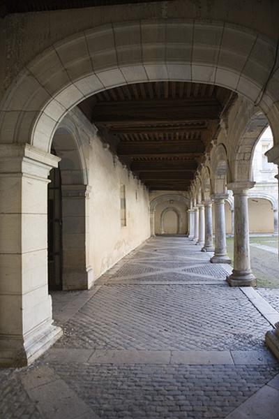 Vue de la galerie sud-ouest depuis le portail donnant sur l'ancien jardin.