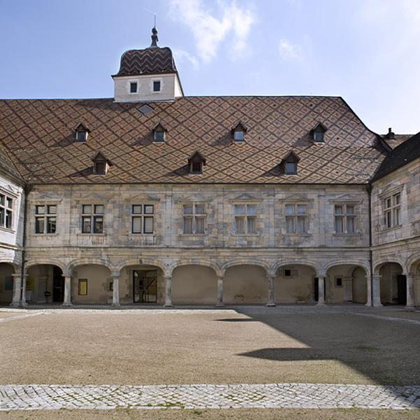 Vue d'ensemble de la façade sur cour du corps de bâtiment gauche.