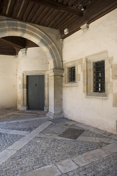 Détail d'une porte d'un escalier en vis dans l'angle nord du portique.