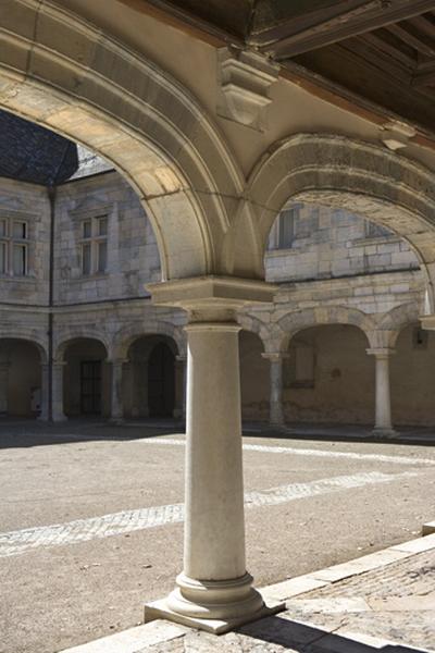 Détail du portique sud-ouest depuis le nord-ouest.