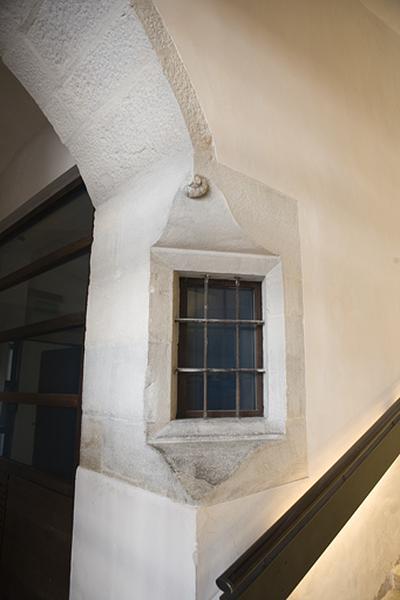 Escalier : fenêtre aménagée au rez-de-chaussée dans le mur d'échiffre.