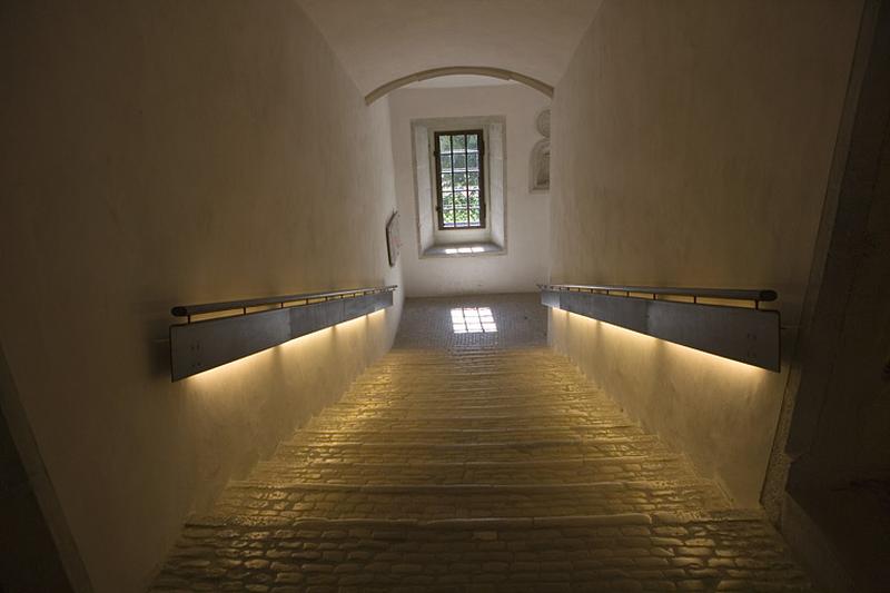 Escalier : deuxième volée depuis l'entrée de la galerie.