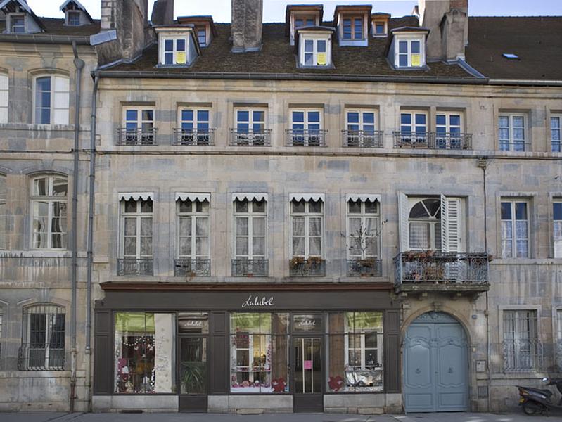 Vue d'ensemble de la façade sur rue, de face.