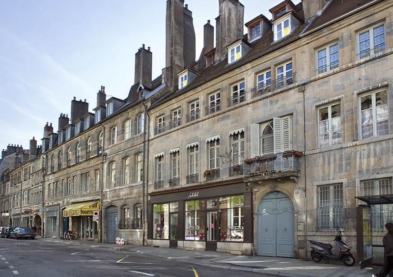 Vue d'ensemble de la façade sur rue, de trois quarts droit.