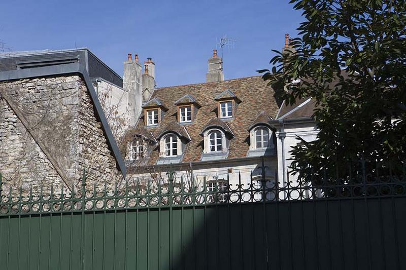 Façade postérieure depuis la place du Théatre.