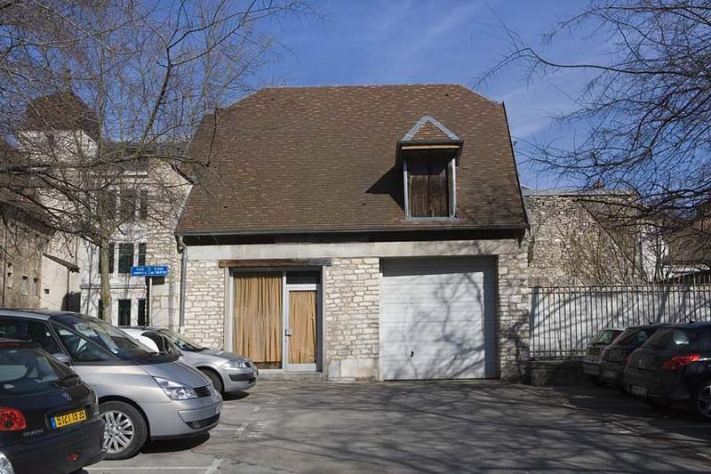 Bâtiment des remise et écurie depuis la place du Théatre.