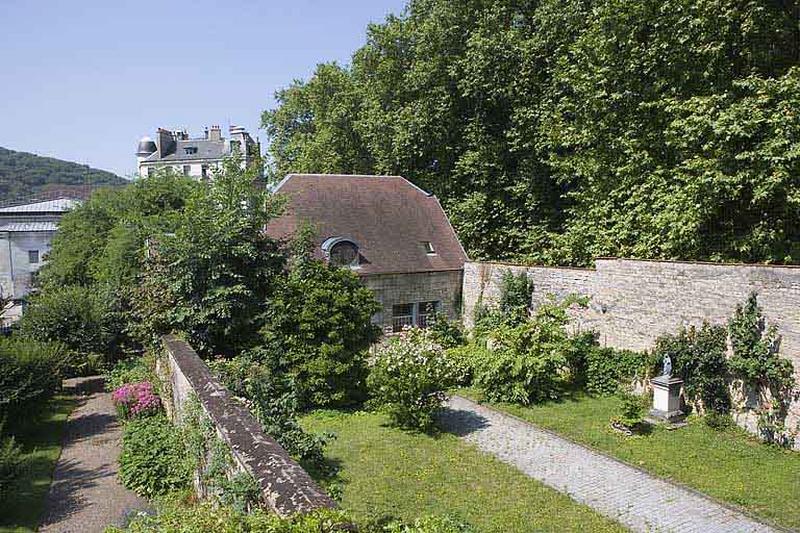 Bâtiment des remise et écurie depuis la propriété voisine.