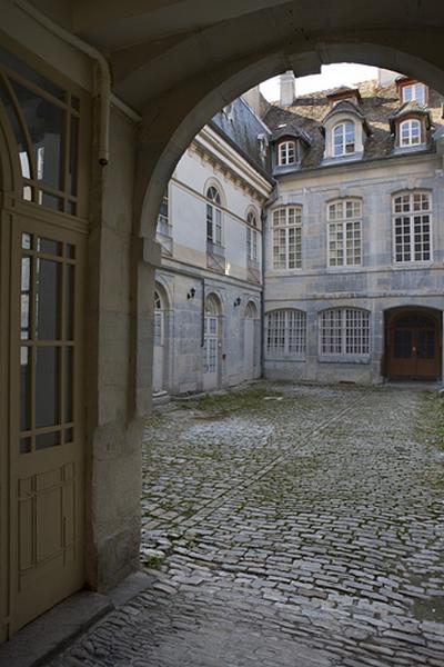 Vue des bâtiments sur cour depuis l'entrée du passage cocher.