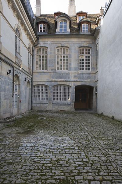 Vue du logis en fond de cour, de face.