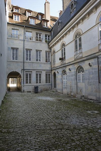 Façade postérieure du logis sur rue et l'aile sur cour.